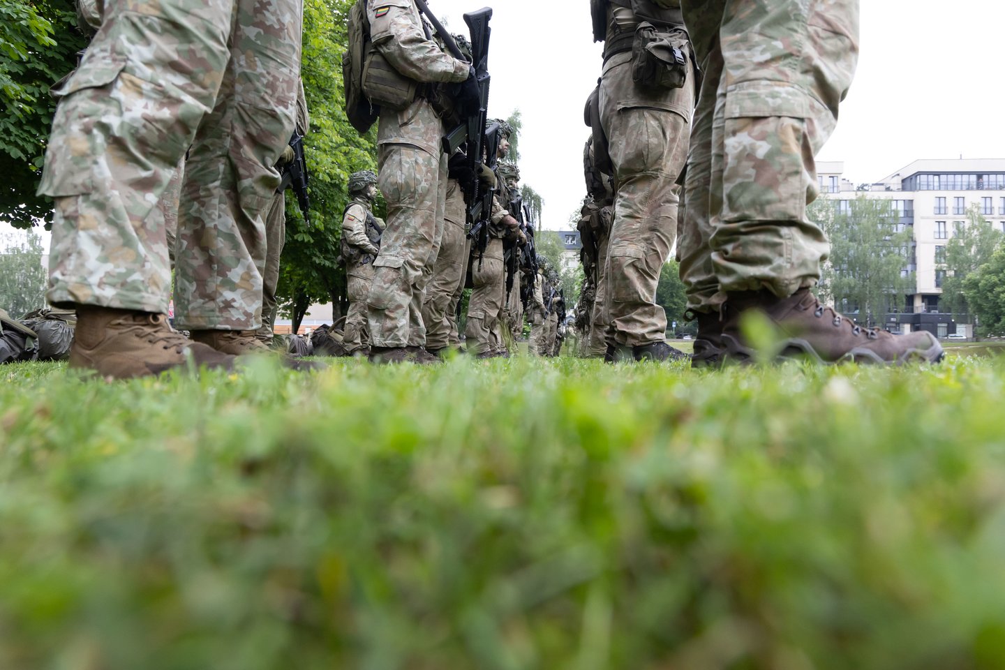 Po dviejų savaičių trukmės intensyvių lauko taktinių pratybų į Generolo Jono Žemaičio Lietuvos karo akademiją trečiadienį pėsčiomis sugrįžo IV kurso kariūnai ir Būrio vado kurso klausytojai.<br>D. Labučio/ELTA nuotr.