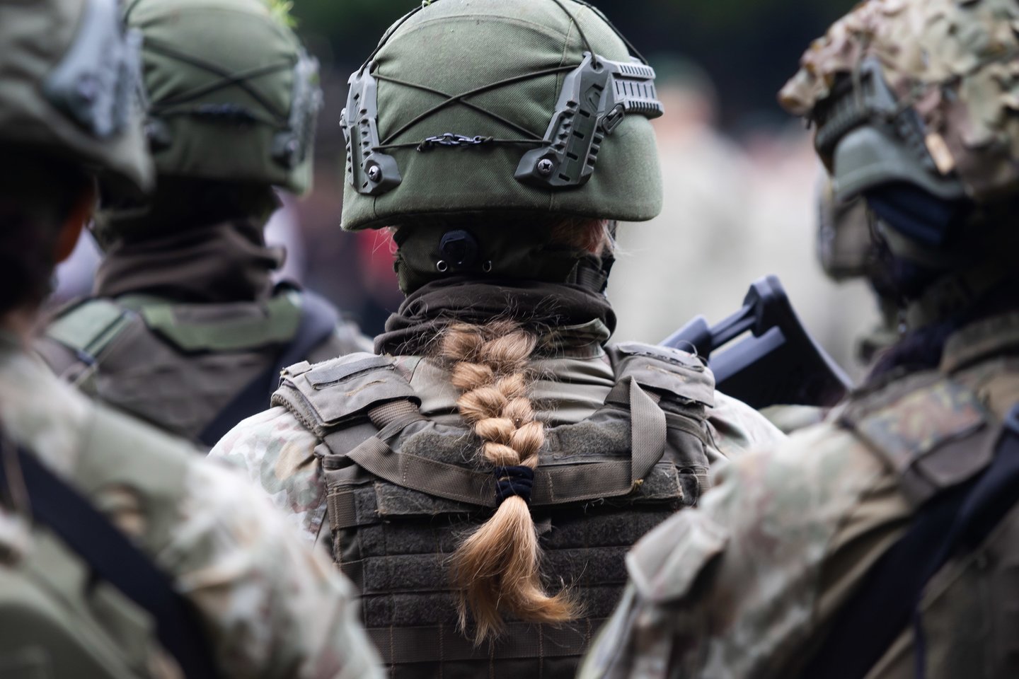 Po dviejų savaičių trukmės intensyvių lauko taktinių pratybų į Generolo Jono Žemaičio Lietuvos karo akademiją trečiadienį pėsčiomis sugrįžo IV kurso kariūnai ir Būrio vado kurso klausytojai.<br>D. Labučio/ELTA nuotr.