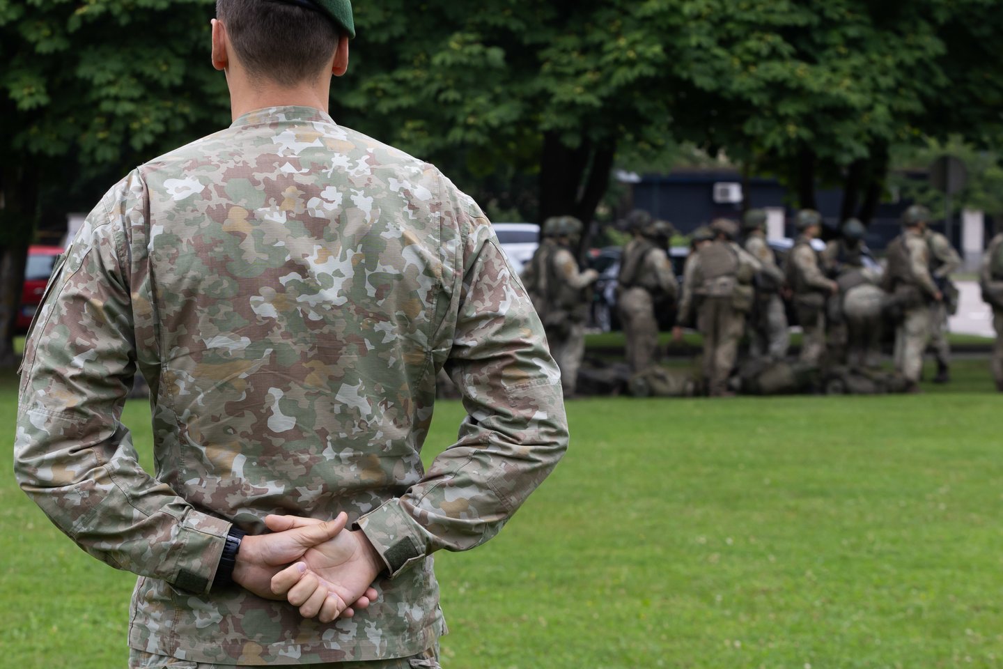 Po dviejų savaičių trukmės intensyvių lauko taktinių pratybų į Generolo Jono Žemaičio Lietuvos karo akademiją trečiadienį pėsčiomis sugrįžo IV kurso kariūnai ir Būrio vado kurso klausytojai.<br>D. Labučio/ELTA nuotr.