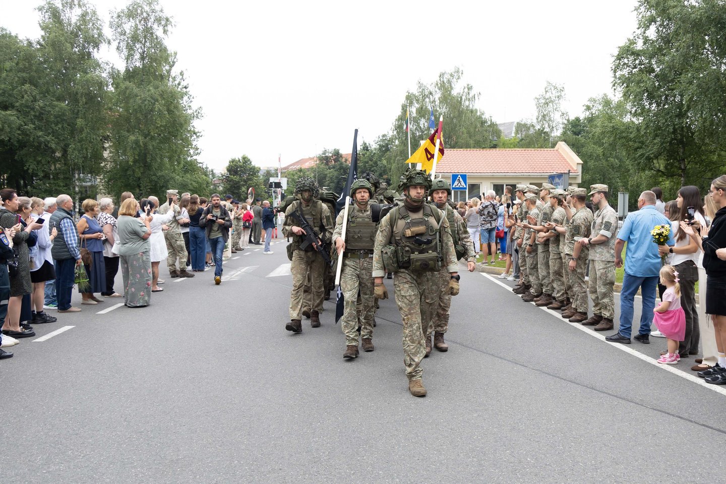 Po dviejų savaičių trukmės intensyvių lauko taktinių pratybų į Generolo Jono Žemaičio Lietuvos karo akademiją trečiadienį pėsčiomis sugrįžo IV kurso kariūnai ir Būrio vado kurso klausytojai.<br>D. Labučio/ELTA nuotr.