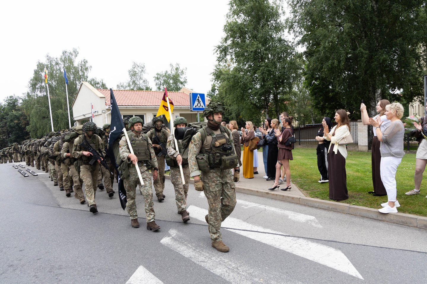 Po dviejų savaičių trukmės intensyvių lauko taktinių pratybų į Generolo Jono Žemaičio Lietuvos karo akademiją trečiadienį pėsčiomis sugrįžo IV kurso kariūnai ir Būrio vado kurso klausytojai.<br>D. Labučio/ELTA nuotr.