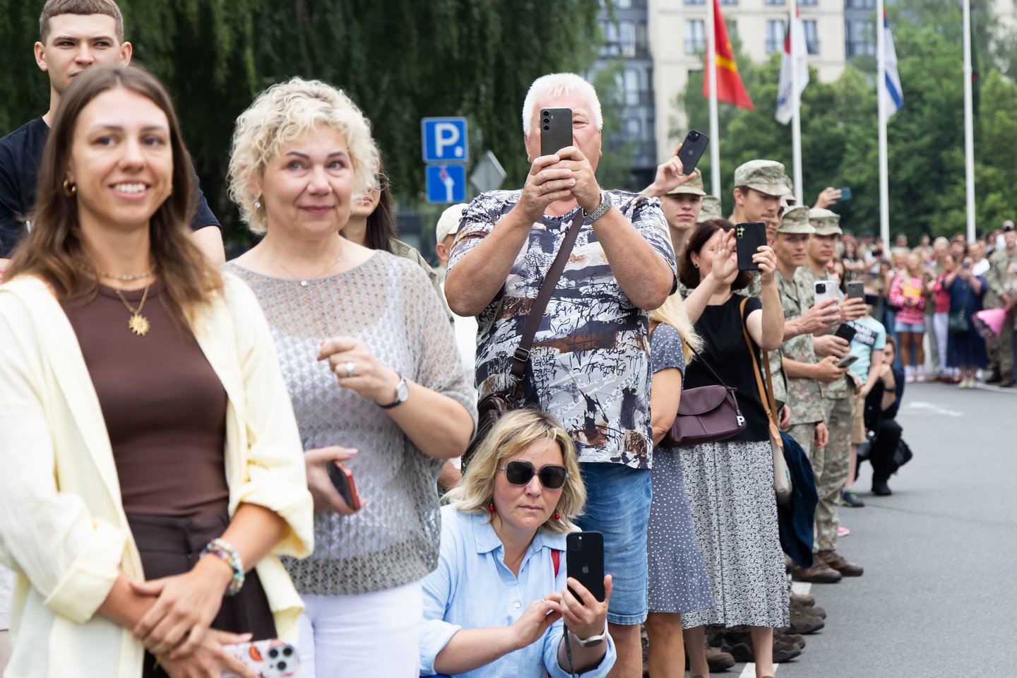 Po dviejų savaičių trukmės intensyvių lauko taktinių pratybų į Generolo Jono Žemaičio Lietuvos karo akademiją trečiadienį pėsčiomis sugrįžo IV kurso kariūnai ir Būrio vado kurso klausytojai.<br>D. Labučio/ELTA nuotr.
