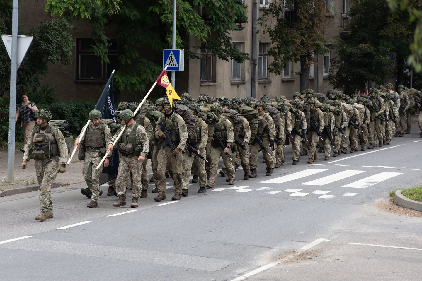 Po dviejų savaičių trukmės intensyvių lauko taktinių pratybų į Generolo Jono Žemaičio Lietuvos karo akademiją trečiadienį pėsčiomis sugrįžo IV kurso kariūnai ir Būrio vado kurso klausytojai.<br>D. Labučio/ELTA nuotr.