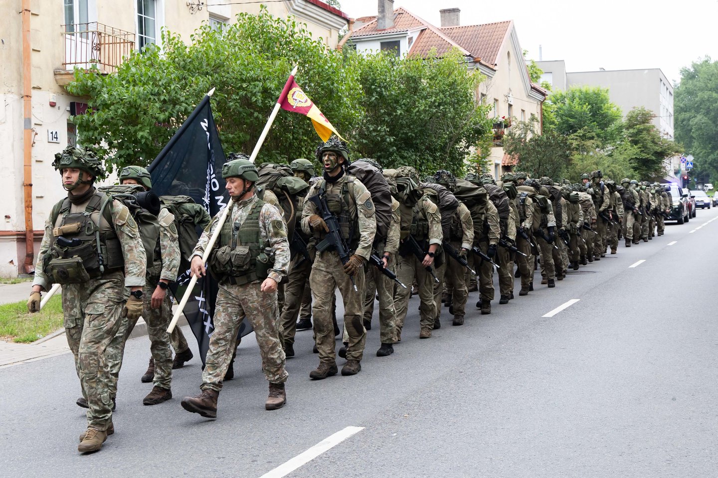 Po dviejų savaičių trukmės intensyvių lauko taktinių pratybų į Generolo Jono Žemaičio Lietuvos karo akademiją trečiadienį pėsčiomis sugrįžo IV kurso kariūnai ir Būrio vado kurso klausytojai.<br>D. Labučio/ELTA nuotr.