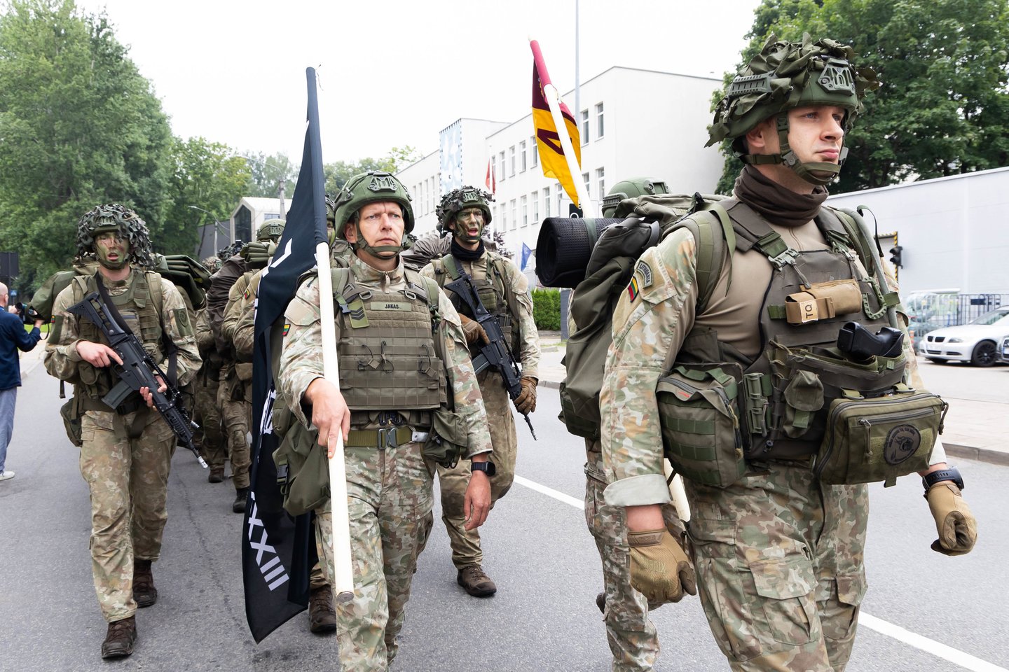 Po dviejų savaičių trukmės intensyvių lauko taktinių pratybų į Generolo Jono Žemaičio Lietuvos karo akademiją trečiadienį pėsčiomis sugrįžo IV kurso kariūnai ir Būrio vado kurso klausytojai.<br>D. Labučio/ELTA nuotr.