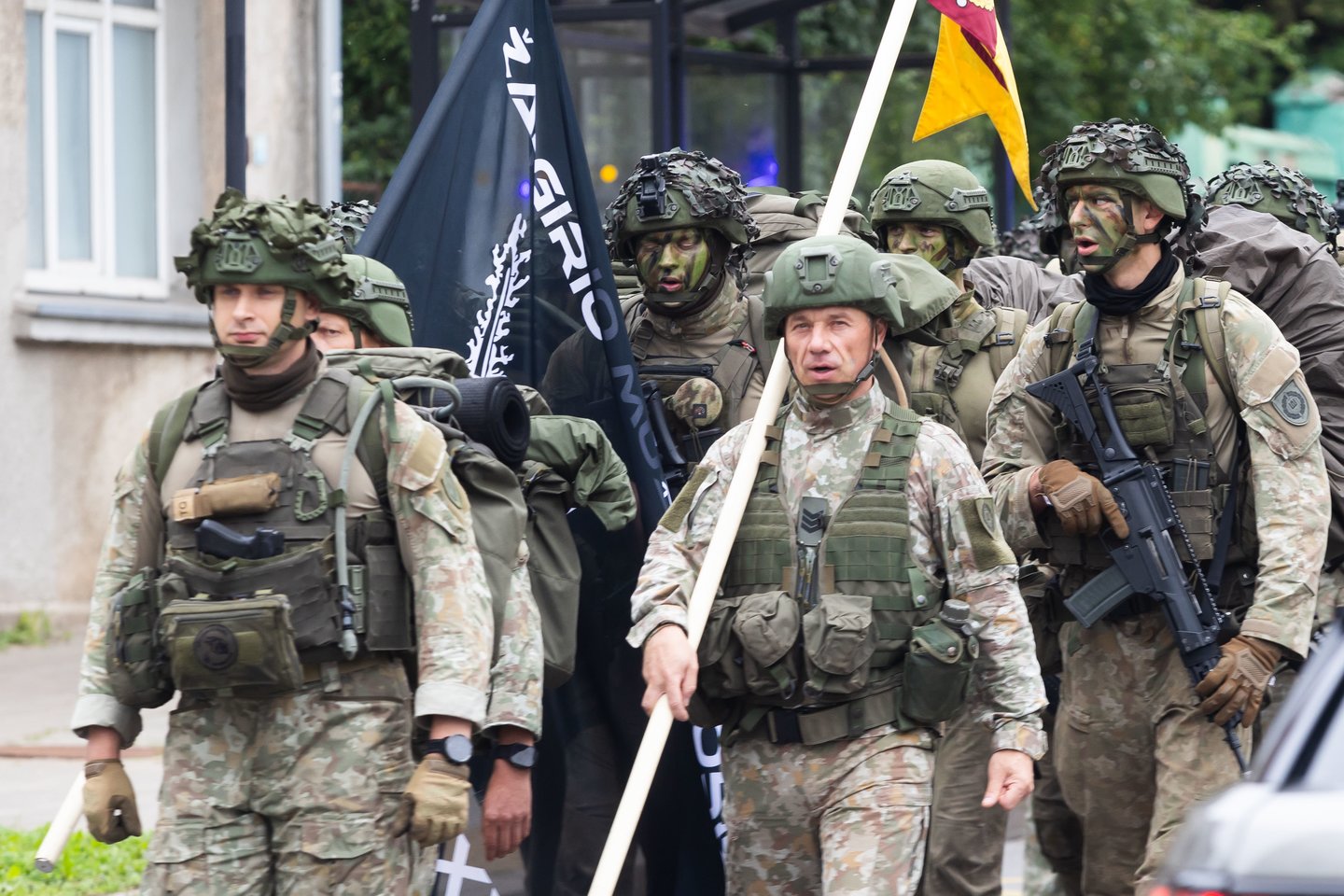 Po dviejų savaičių trukmės intensyvių lauko taktinių pratybų į Generolo Jono Žemaičio Lietuvos karo akademiją trečiadienį pėsčiomis sugrįžo IV kurso kariūnai ir Būrio vado kurso klausytojai.<br>D. Labučio/ELTA nuotr.