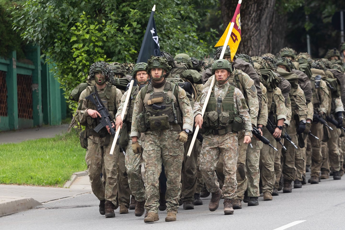 Po dviejų savaičių trukmės intensyvių lauko taktinių pratybų į Generolo Jono Žemaičio Lietuvos karo akademiją trečiadienį pėsčiomis sugrįžo IV kurso kariūnai ir Būrio vado kurso klausytojai.<br>D. Labučio/ELTA nuotr.