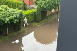 Kauniečiai skundžiasi po kiekvienos liūties užliejama gatve