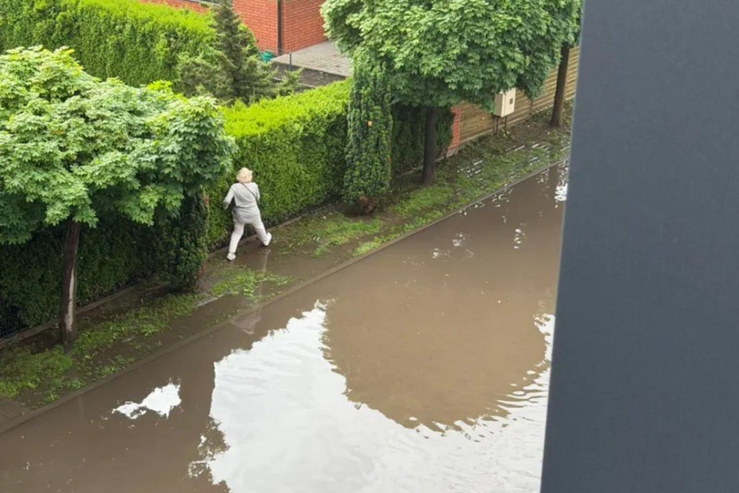 Kauniečiai skundžiasi po kiekvienos liūties užliejama gatve 