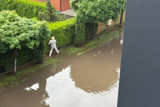 Kauniečiai skundžiasi po kiekvienos liūties užliejama gatve 