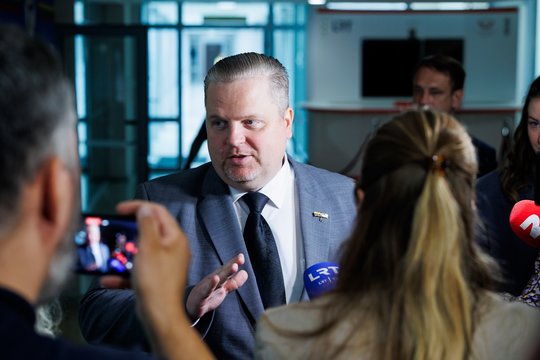 Viešojo kalbėjimo ekspertas išanalizavo jau pasižymėjusio ministro retoriką: ką atskleidžia kandžios frazės?