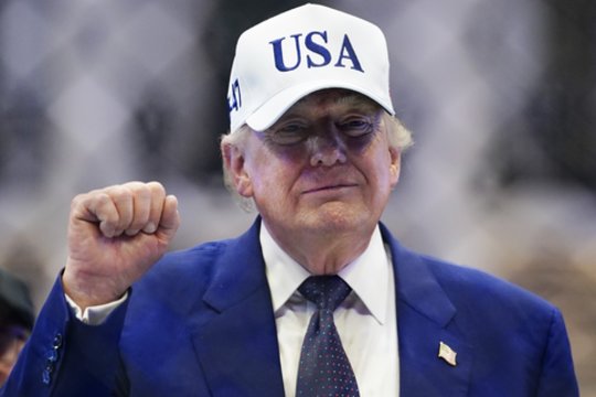 JAV iždo sekretorius pristatė aukso monetą su D. Trumpo atvaizdu