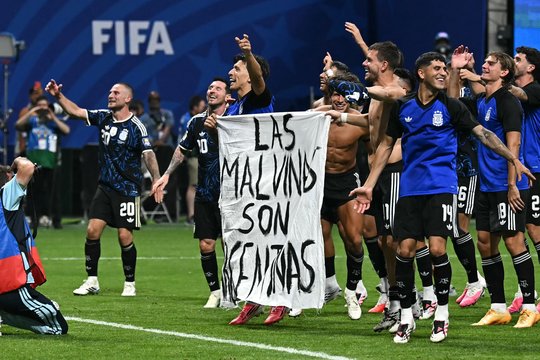 Argentinos šėlsmas siutino anglus: išskleidė karą priminusią vėliavą