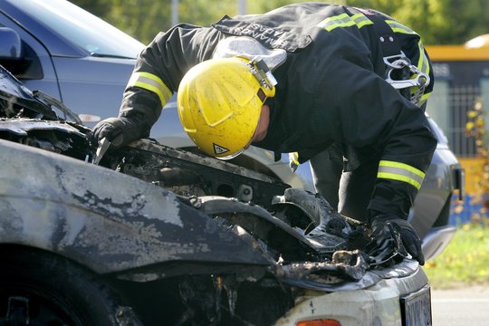 Greta Šiaulių sudegintas 20-metis automobilis „Toyota Avensis“