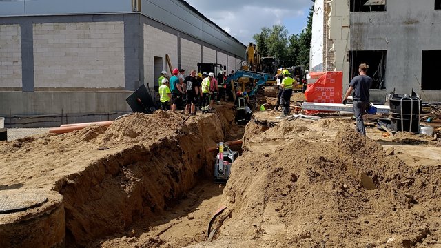 Vaizdai iš nelaimės vietos: Pasvalyje per operaciją išgelbėtas duobėje žemėmis užverstas vyras