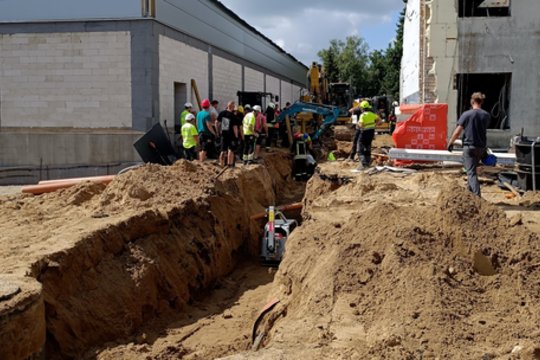 Vaizdai iš nelaimės vietos: Pasvalyje per operaciją išgelbėtas duobėje žemėmis užverstas vyras