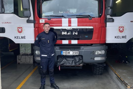 Kelmės ugniagesys išgelbėjo traktoriaus prispaustą kaimyną – į pagalbą nulėkė per minutę