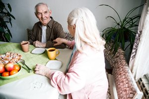 Siekiant sumažinti demencijos riziką, PSO rekomenduoja aktyvų socialinį gyvenimą