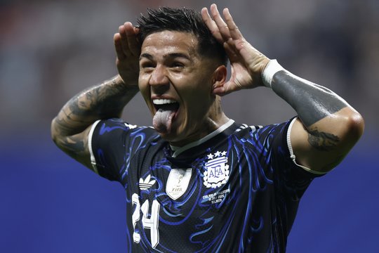 Argentinos futbolininkai pergalę šventė „pagerbdami tylos minute mirusius anglus“