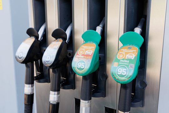 Skaičiai kalba patys už save: degalų kainos vėl stiebiasi aukštyn
