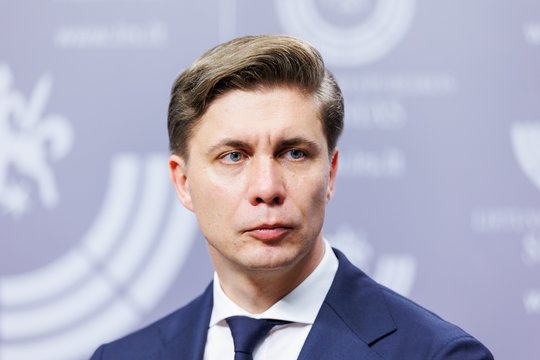 Kilus klausimų dėl M. Sinkevičiaus disertacijos, jis pasirašė sutartį dėl darbo viešinimo