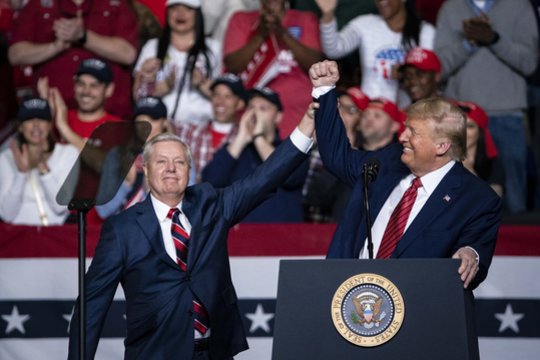 L. Grahamo mirtis atvėrė pavojingą spragą: tai skaudus smūgis D. Trumpui