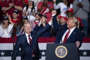 L. Grahamo mirtis atvėrė pavojingą spragą: tai skaudus smūgis D. Trumpui