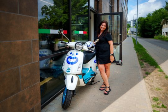Laimėjo vasarišką prizą: „Pildyk“ klientė Vanesa namo parvyko naujutėle „Vespa“