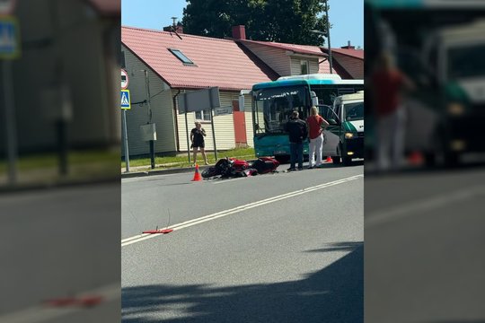 Per avariją Kaune nukentėjo motociklininkas