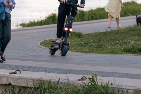Šalmo nedėvintys vairuotojai žeria įvairius pasiteisinimus: gydytoja nevyniojo žodžių ir rėžė atsaką