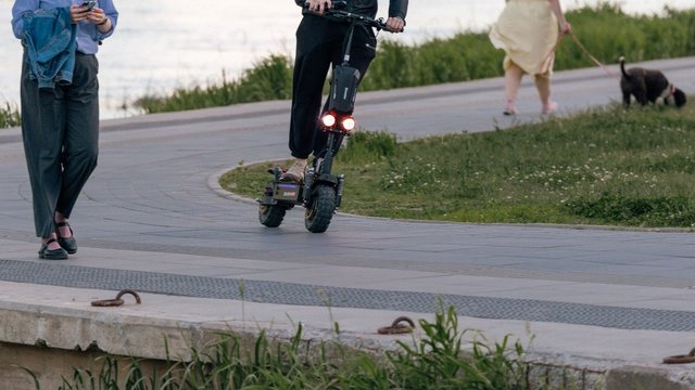 Šalmo nedėvintys vairuotojai žeria įvairius pasiteisinimus: gydytoja nevyniojo žodžių ir rėžė atsaką