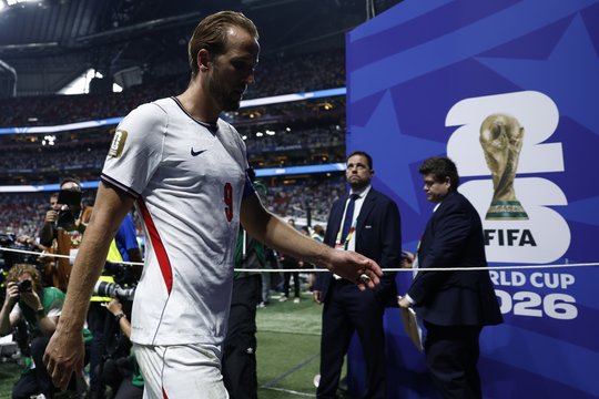 Anglų spauda kala savo futbolininkus prie kryžiaus ir reikalauja trenerio galvos: „Agonija“