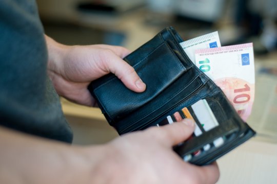 Radviliškio viešajame tualete vyriškis be priežiūros paliko piniginę – kai prisiminė buvo vėlu