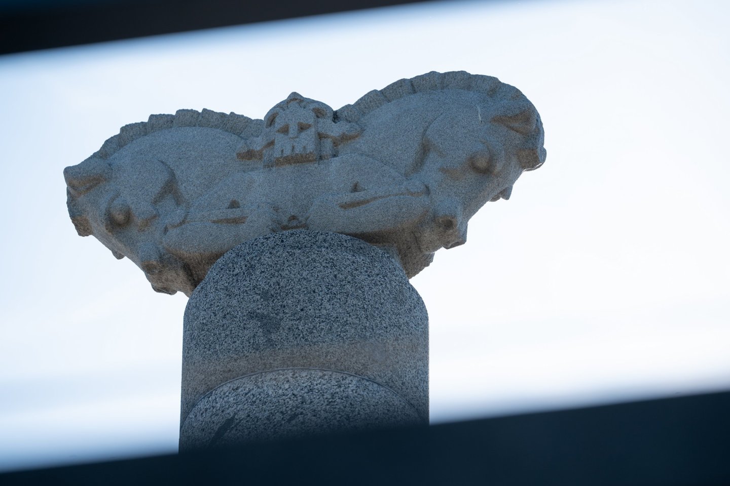 Ant Milikonių kalno stovintis paminklas, žymintis 1939 m. įvykusį oficialių Žemaičių plento atidarymą, sutvarkytas laikantis visų kultūros paveldas.<br> Kauno miesto rajono savivaldybės nuotr.