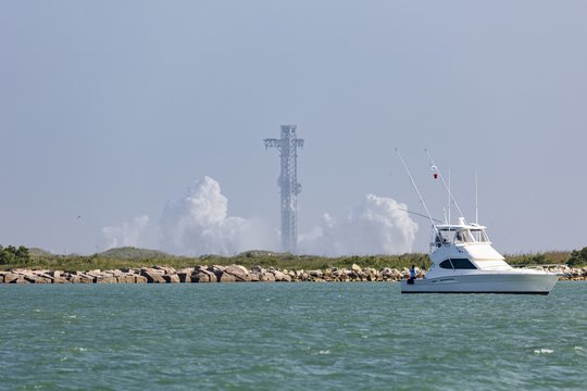 Didžiausios pasaulyje raketos startas žlugo paskutinę minutę: E. Muskas paaiškino, kas nutiko