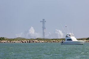 Didžiausios pasaulyje raketos startas žlugo paskutinę minutę: E. Muskas paaiškino, kas nutiko