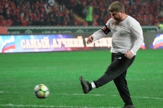 Čečėnų bosui R. Kadyrovui iš FIFA atskrido lauknešėlis – ilgalaikis apynasris