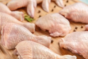 Įspėja dėl lietuviškos vištienos: gerai žinomo gamintojo mėsoje rado užkratą
