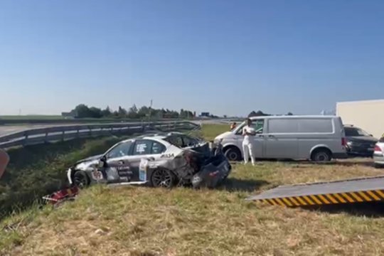 „Aurum 1006 km“ lenktynių treniruotėje – BMW „skrydis“ per atitvarus ir kraupoka avarija