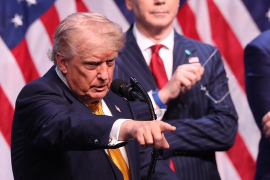 Anksčiau džiūgavo, dabar kratosi: D. Trumpas ėmė skandinti bendražygius Europoje