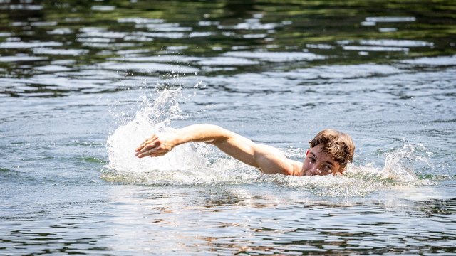 Perspėja, kad ne visur maudytis yra saugu: išduodantys simptomai, kad kažkas negerai