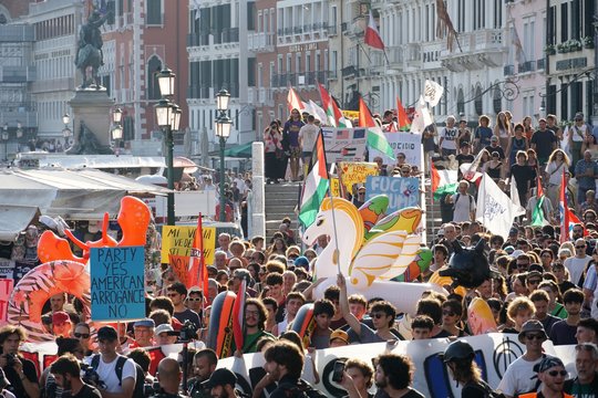 Venecijoje surengtas protestas prieš JAV ambasadoriaus superjachtos atvykimą