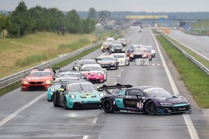 Garsiųjų „Aurum 1006 km“ lenktynių startas – lietingu oru ir šlapioje trasoje