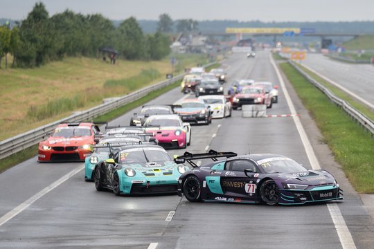 Garsiųjų „Aurum 1006 km“ lenktynių startas – lietingu oru ir šlapioje trasoje
