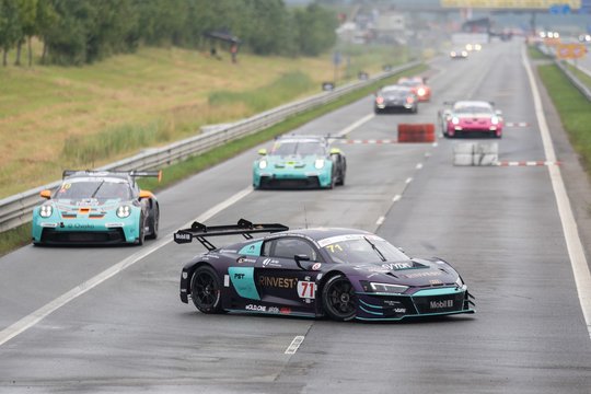 Įpusėjus „Aurum 1006 km lenktynėms“ lyderiams teko trauktis: „Porsche“ taranavo „Lamborghini“