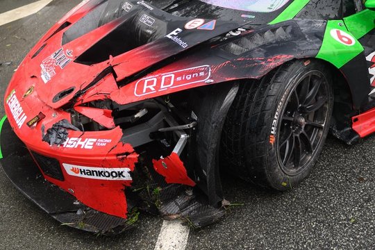 Įpusėjus „Aurum 1006 km lenktynėms“ lyderiams teko trauktis: „Porsche“ taranavo „Lamborghini“