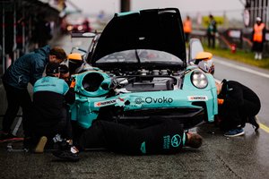 Įpusėjus „Aurum 1006 km lenktynėms“ lyderiams teko trauktis: „Porsche“ taranavo „Lamborghini“
