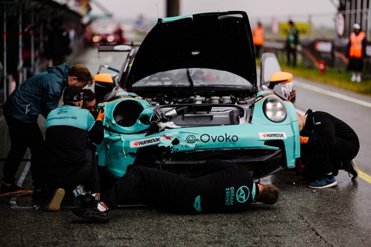 Įpusėjus „Aurum 1006 km lenktynėms“ lyderiams teko trauktis: „Porsche“ taranavo „Lamborghini“