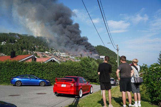 Iš arti gaisrą Norvegijoje matę liudininkai: „Liepsnos niokojo vieną namų eilę po kitos“