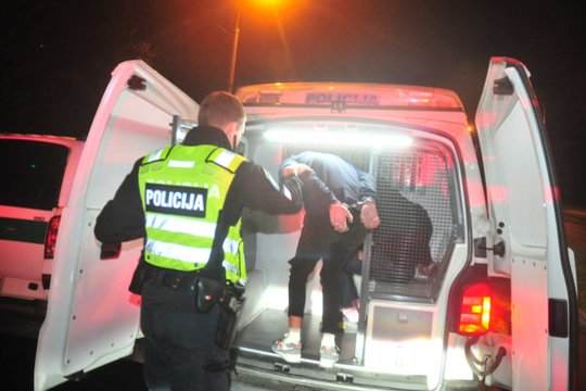 Girtas vyras Kaišiadoryse užpuolė ir sužalojo policijos pareigūną